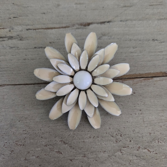 Source Unknown Jewelry - Vintage Ivory Petal Brooch